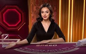 Pengguna memeriksa privasi akun digital